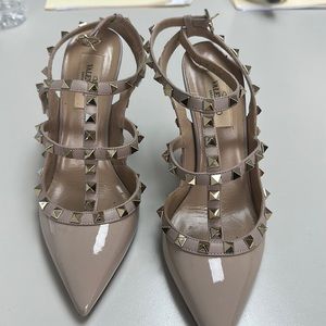 VALENTINO
Patent Leather Studded Acc...
Size: | IT 37.5
Est. Retail $1,150.00